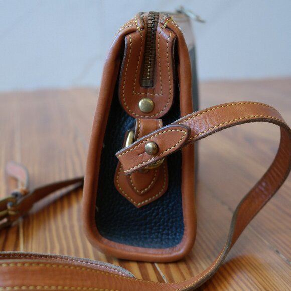 Vintage DOONEY & BOURKE Dark Blue Tan Leather Classic Zip Top Shoulder Bag - Picture 3 of 13